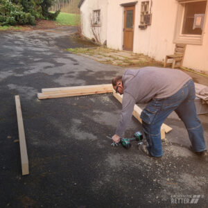 Bau des Aufkeilrahmens aus Holz vor der Baustelle des Hauses