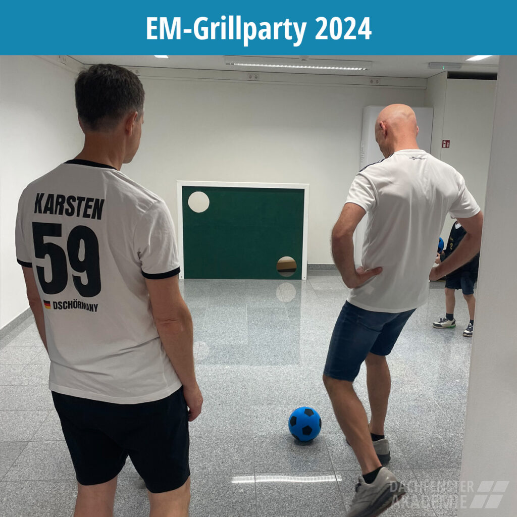 Bild zeigt zwei Männer vor einer kleinen Torwand mit einem blauen Softball. Beschriftung: EM-Grillparty 2024