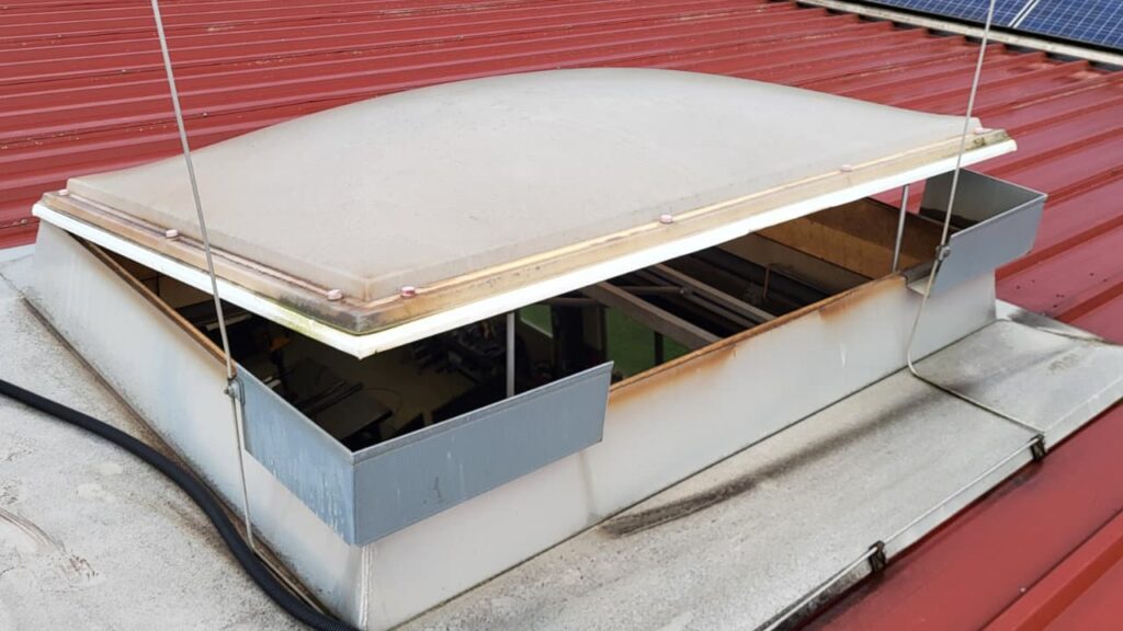 Lichtkuppel leicht geöffnet