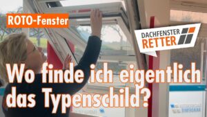 Bild zeigt die Geschäftsführerin der DACHFENSTER-RETTER, Sara Dundiew, an einem Roto-Ausstellungsdachfenster mit dem Titel: Roto-Fenster: Wo finde ich eigentlich das Typenschild?