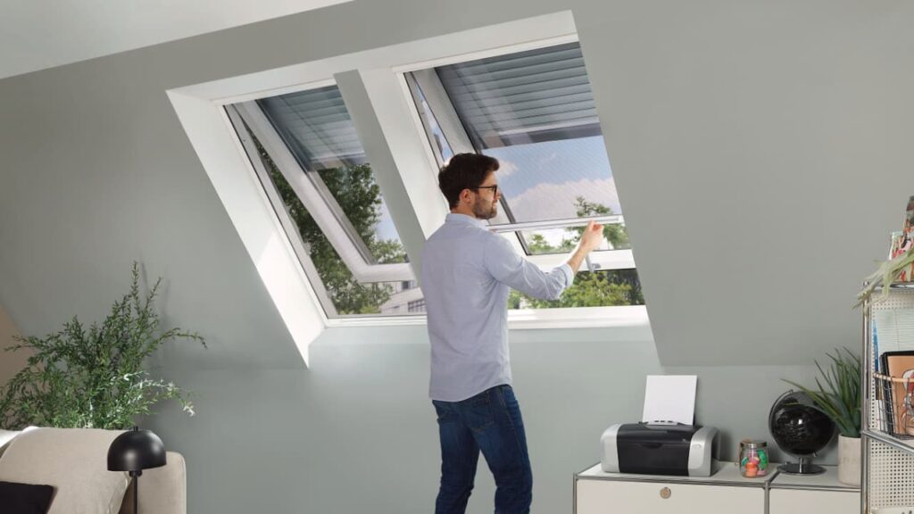 Roto Insektenschutzrollo mit stehendem Mann