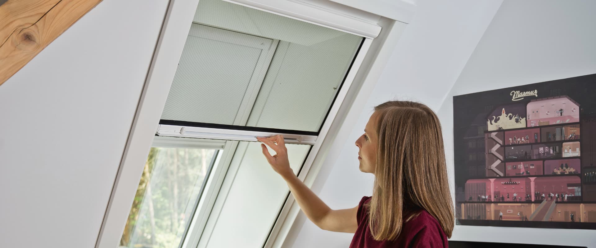 Roto Insektenschutzrollo von Frau bedient