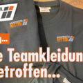 Bild zeigt die Teamkleidung der DACHFENSTER-RETTER: Schwarze T-Shirts mit dem Logo (bestickt) und der Überschrift: DACHFENSTER-RETTER: Kuschelig - Neue Teamkleidung eingetroffen...