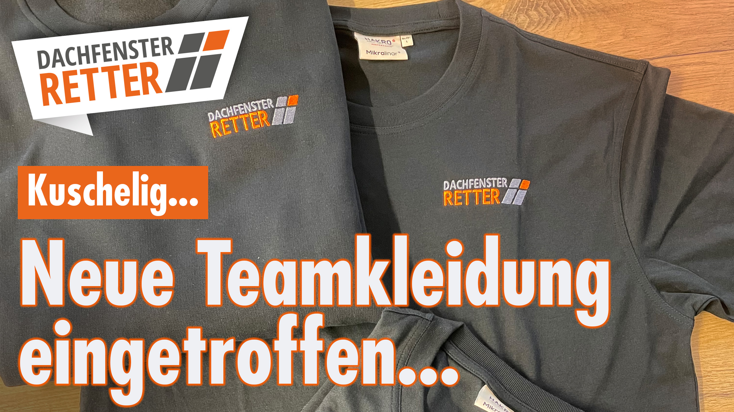 Bild zeigt die Teamkleidung der DACHFENSTER-RETTER: Schwarze T-Shirts mit dem Logo (bestickt) und der Überschrift: DACHFENSTER-RETTER: Kuschelig - Neue Teamkleidung eingetroffen...