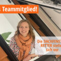 "Neues Teammitglied der Dachfenster-Retter: Vorstellung von Sarah Höger, die als Assistenz der Geschäftsleitung vor einem geöffneten Dachfenster steht. Die Dachfenster-Retter heißen die Verstärkung im Team herzlich willkommen. Sarah Höger hat blonde schulterlange Haare, trägt eine bunte Bluse und einen lachsfarbenen Schal."