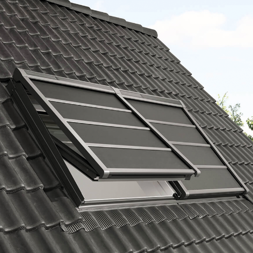 VELUX-Dachfenster: Zubehör
Bild zeigt eine geschlossene Hitzeschutzmarkise an einem VELUX-Dachfenster im Steildach. 
