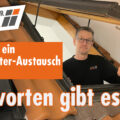 Bild zeigt Mitarbeiter Karsten Kubis an einem geöffneten älteren VELUX-Dachfenster, der die Hände zur Seite streckt und fragend nach oben schaut. Titel des Bildes ist: "Wann ist ein Dachfenster-Austausch sinnvoll? Antworten gibt es hier." Das Logo der DACHFENSTER-RETTER ist abgebildet.