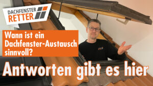 Bild zeigt Mitarbeiter Karsten Kubis an einem geöffneten älteren VELUX-Dachfenster, der die Hände zur Seite streckt und fragend nach oben schaut. Titel des Bildes ist: "Wann ist ein Dachfenster-Austausch sinnvoll? Antworten gibt es hier." Das Logo der DACHFENSTER-RETTER ist abgebildet.