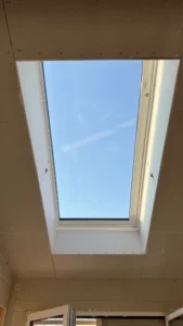alt="LiDEKO Classic Dachschiebefenster eingebaut im Garagenhaus von innen"